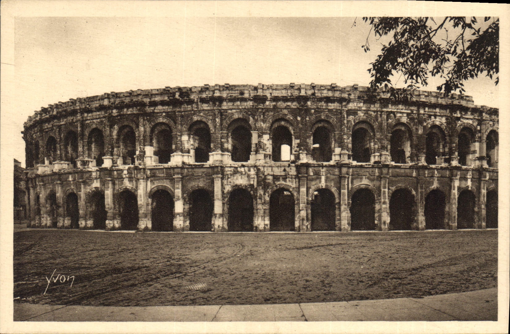 CPA La Douce France Nimes Gard Les Arenes 