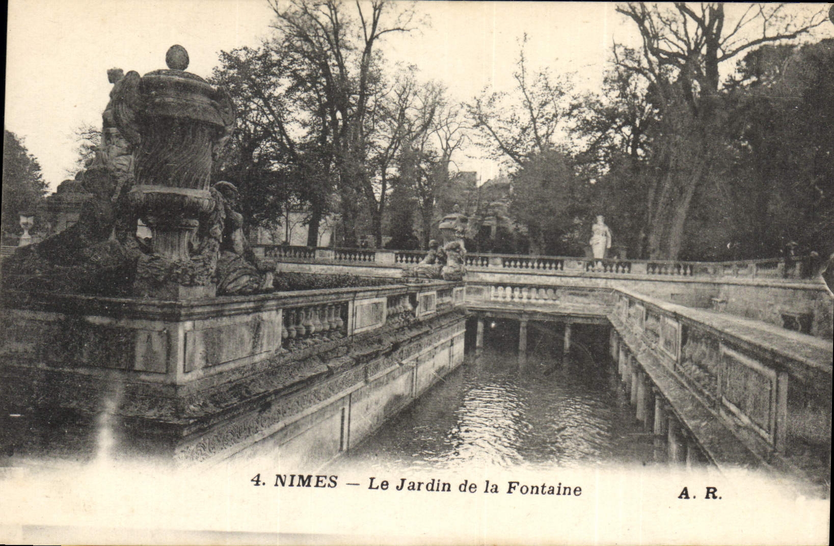 CPA Nimes Le Jardin de la Fontaine 