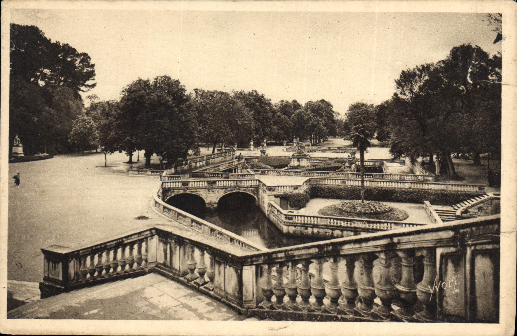 CPA Nimes Gard Jardin de la Fontaine Vue d'ensemble des Bains Romains 
