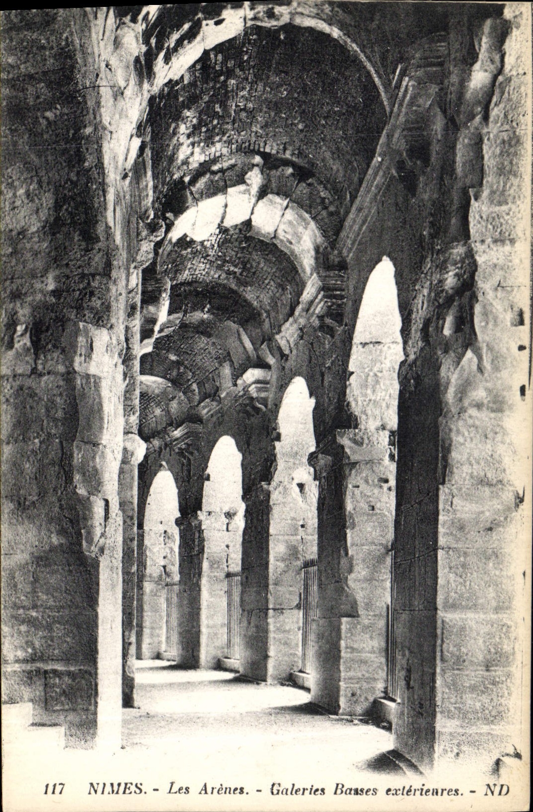 CPA Nimes Les Arenes Galeries Basses exterieures 