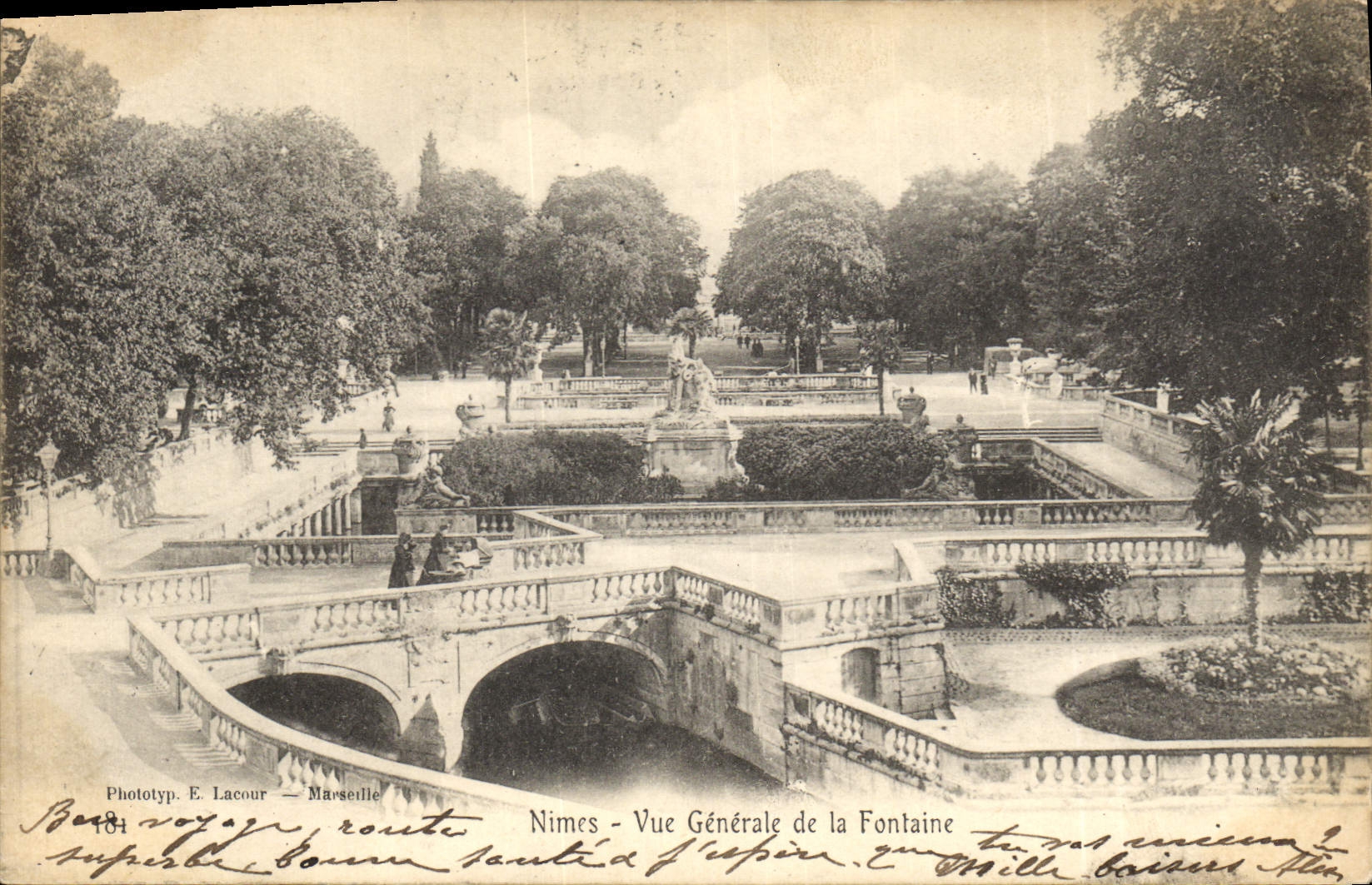 CPA Nimes Vue generale de la Fontaine 