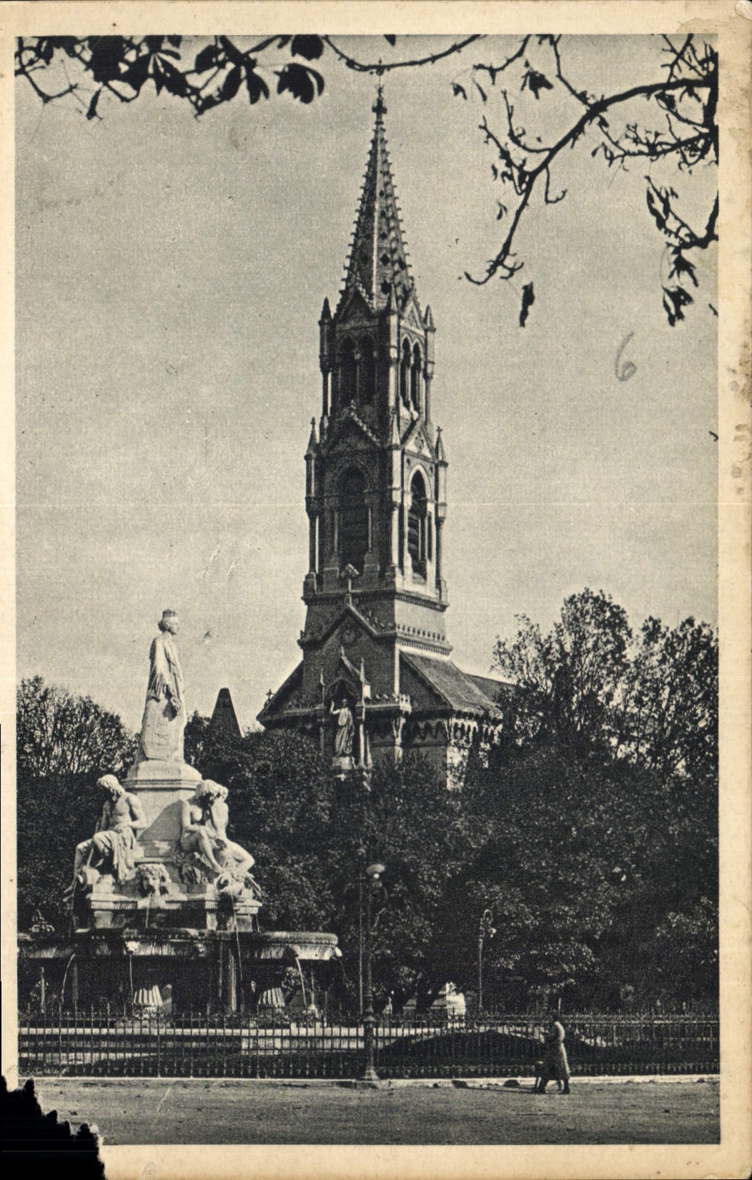 CPA Nimes Gard Fontaine Pradier et Eglise Ste Perpotue 