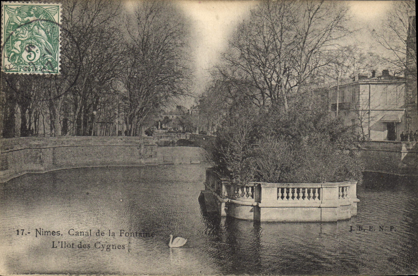 CPA Nimes Canal de la Fontaine l'Ilot des Cygnes 