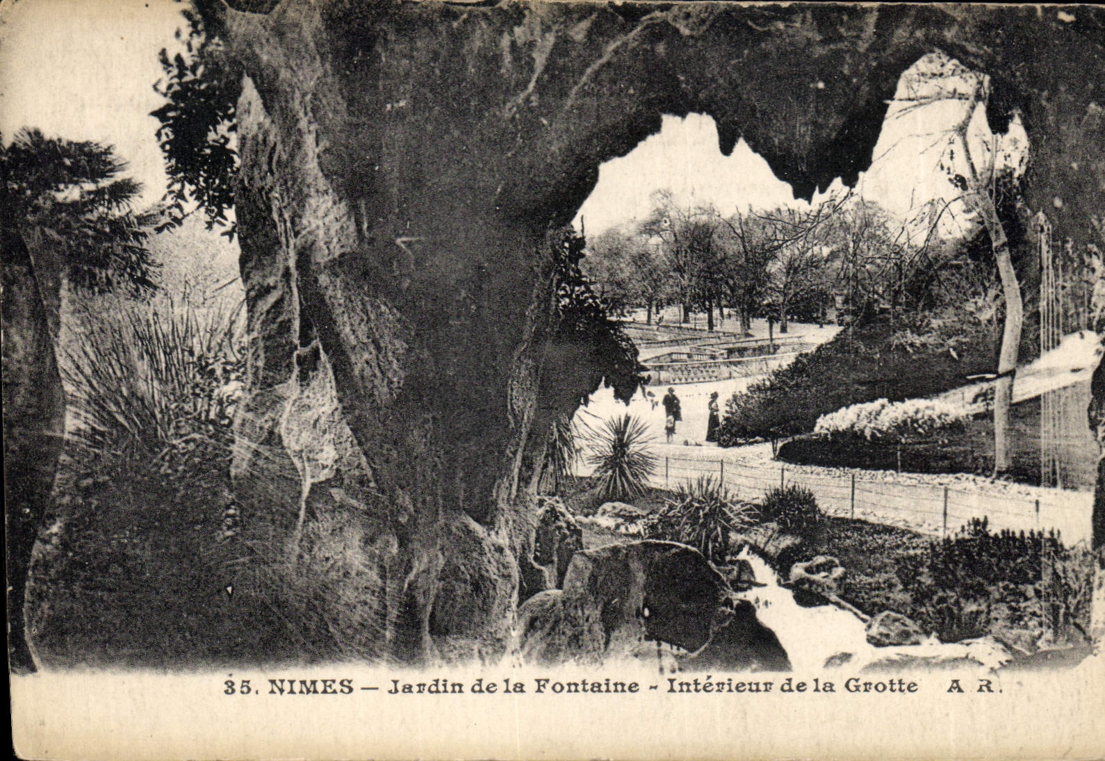 CPA Nimes Jardin de la Fontaine Interieur de la Grotte