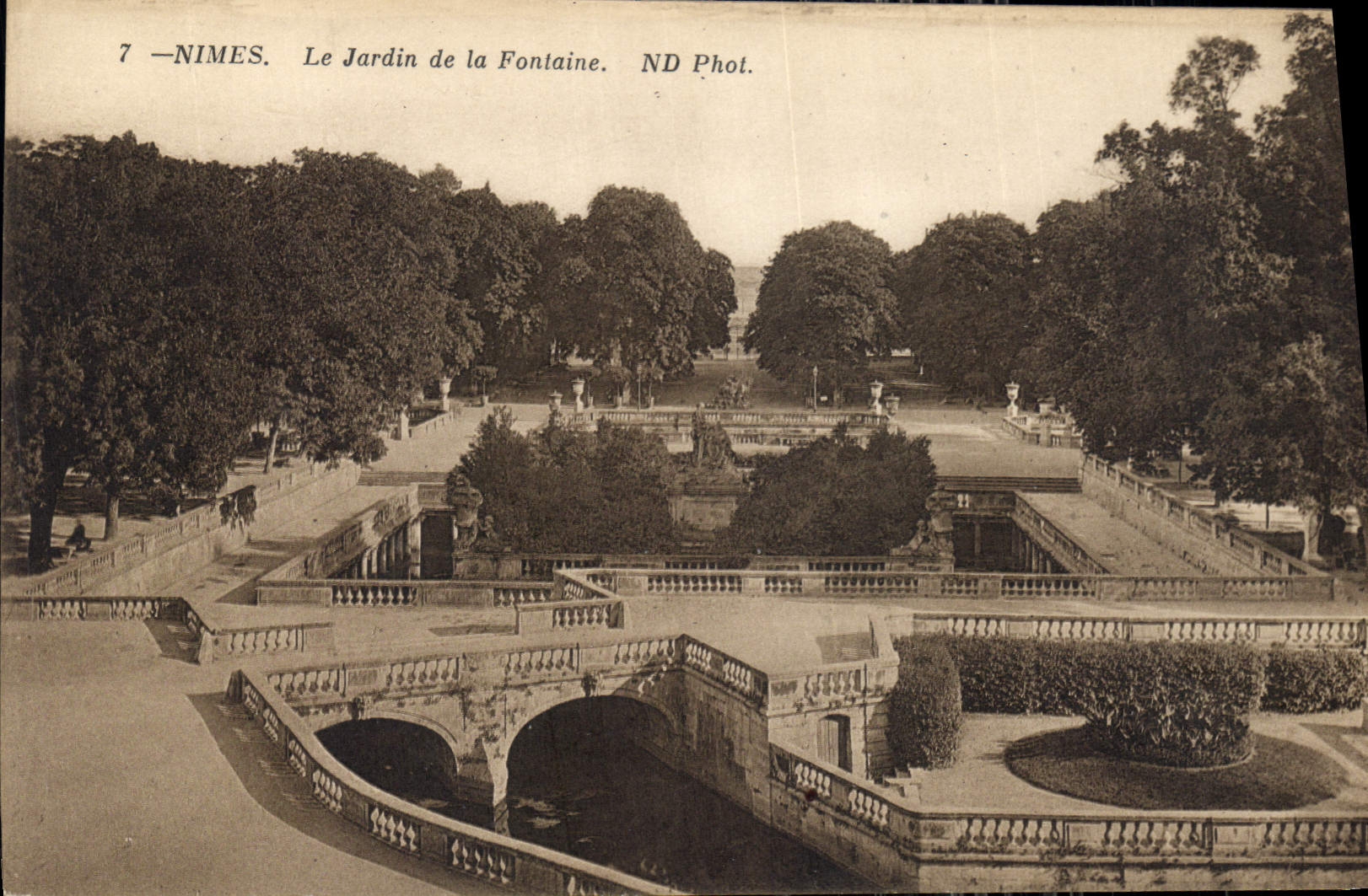 CPA Nimes Le Jardin de la Fontaine 