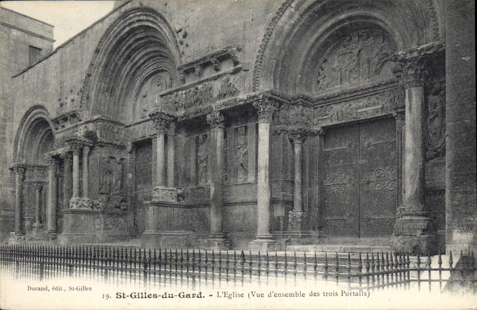 CPA St Gilles du Gard l'Eglise Vue d'ensemble des trois Portails 