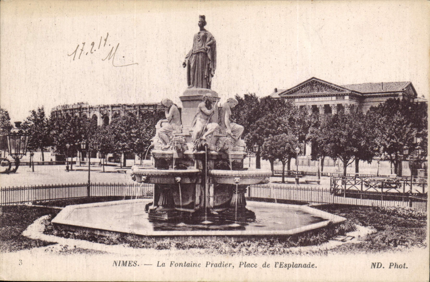 CPA Nimes La Fontaine Pradier Place de l'Esplanade