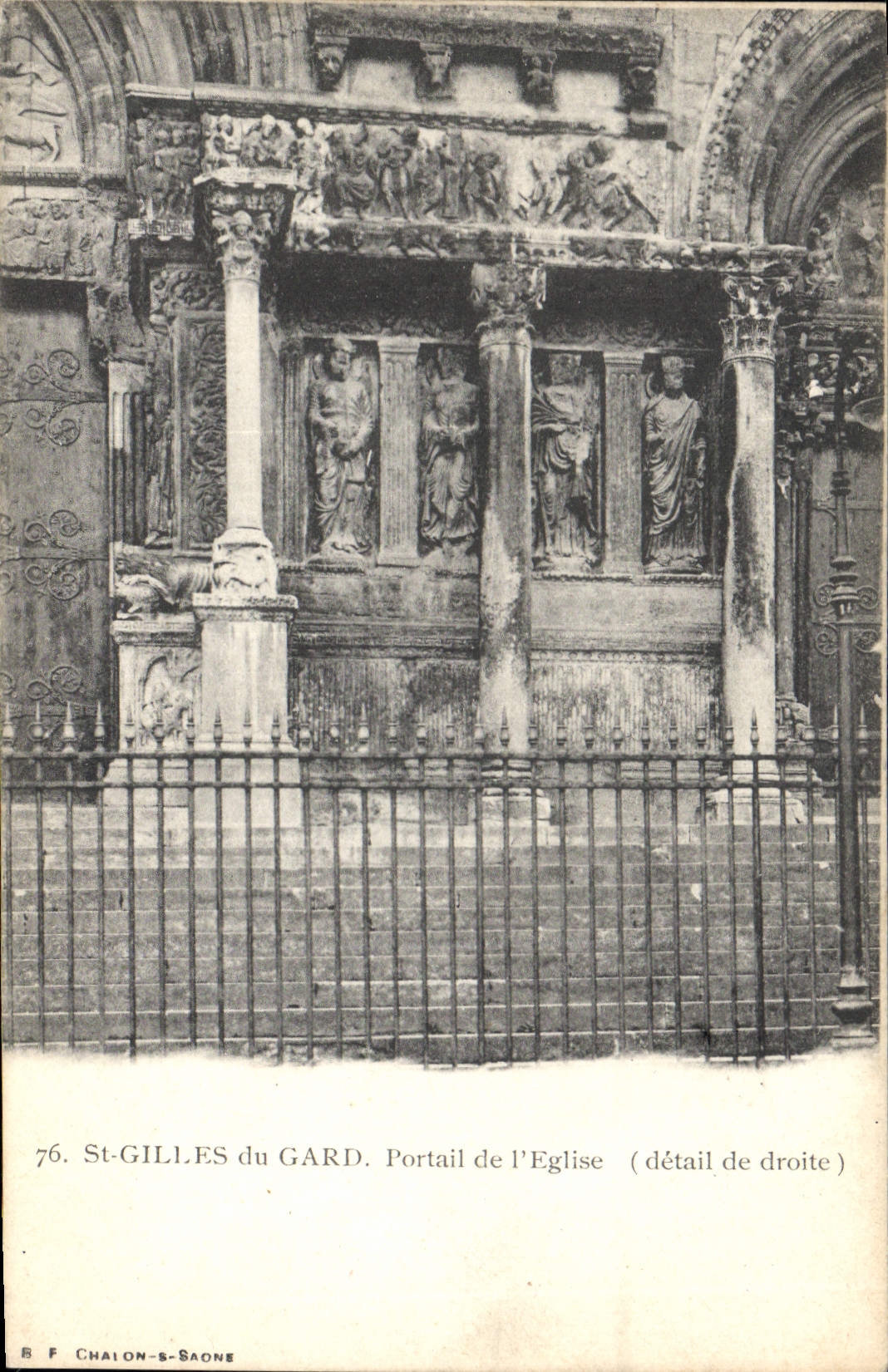 CPA St Gilles du Gard Portail de l'Eglise 