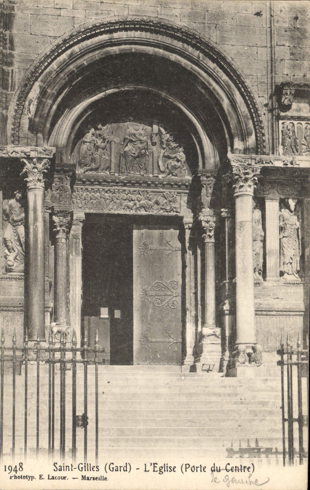 CPA Saint Gilles Gard l'Eglise Porte du Centre