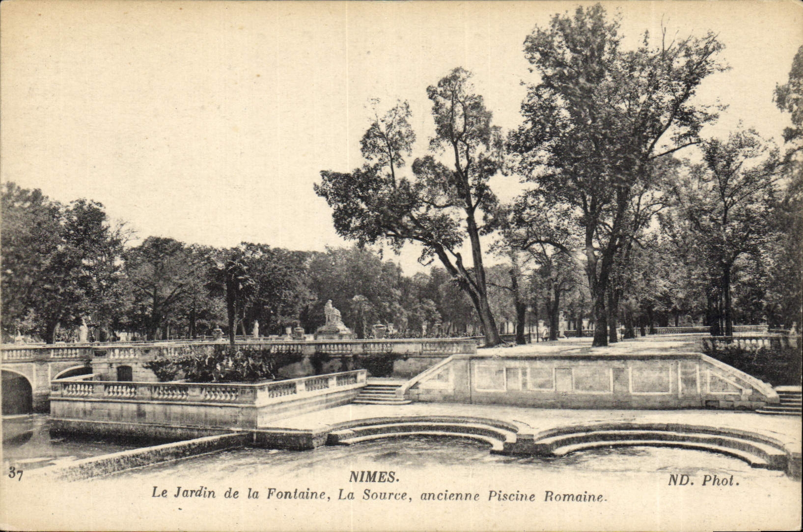 CPA Nimes Le Jardin de la Fontaine La Source ancienne Piscine Romaine 