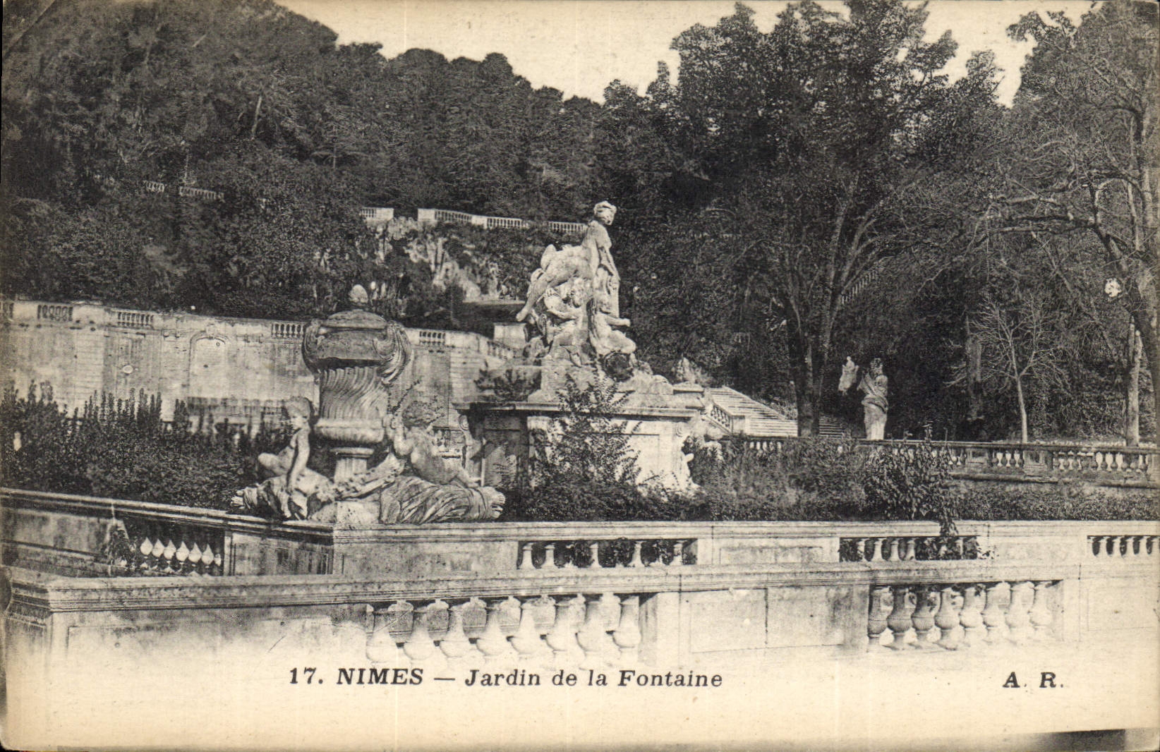 CPA Nimes Jardin de la Fontaine 
