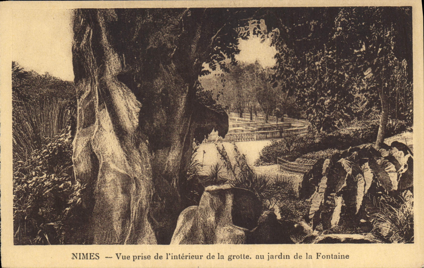 CPA Nimes Vue prise de l'Interieur de la grotte au jardin de la Fontaine