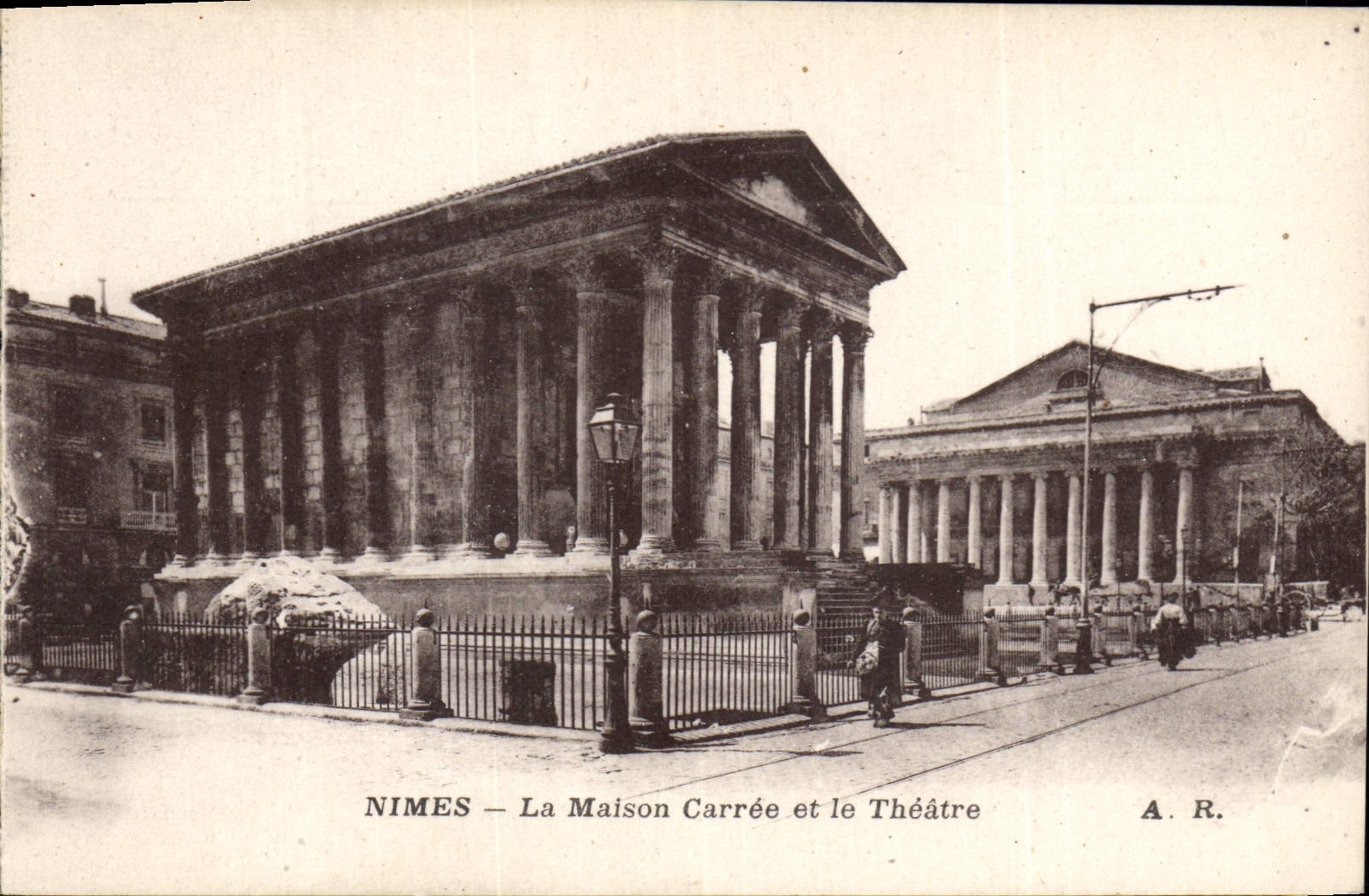 CPA Nimes La Maison Carree et le Theatre 