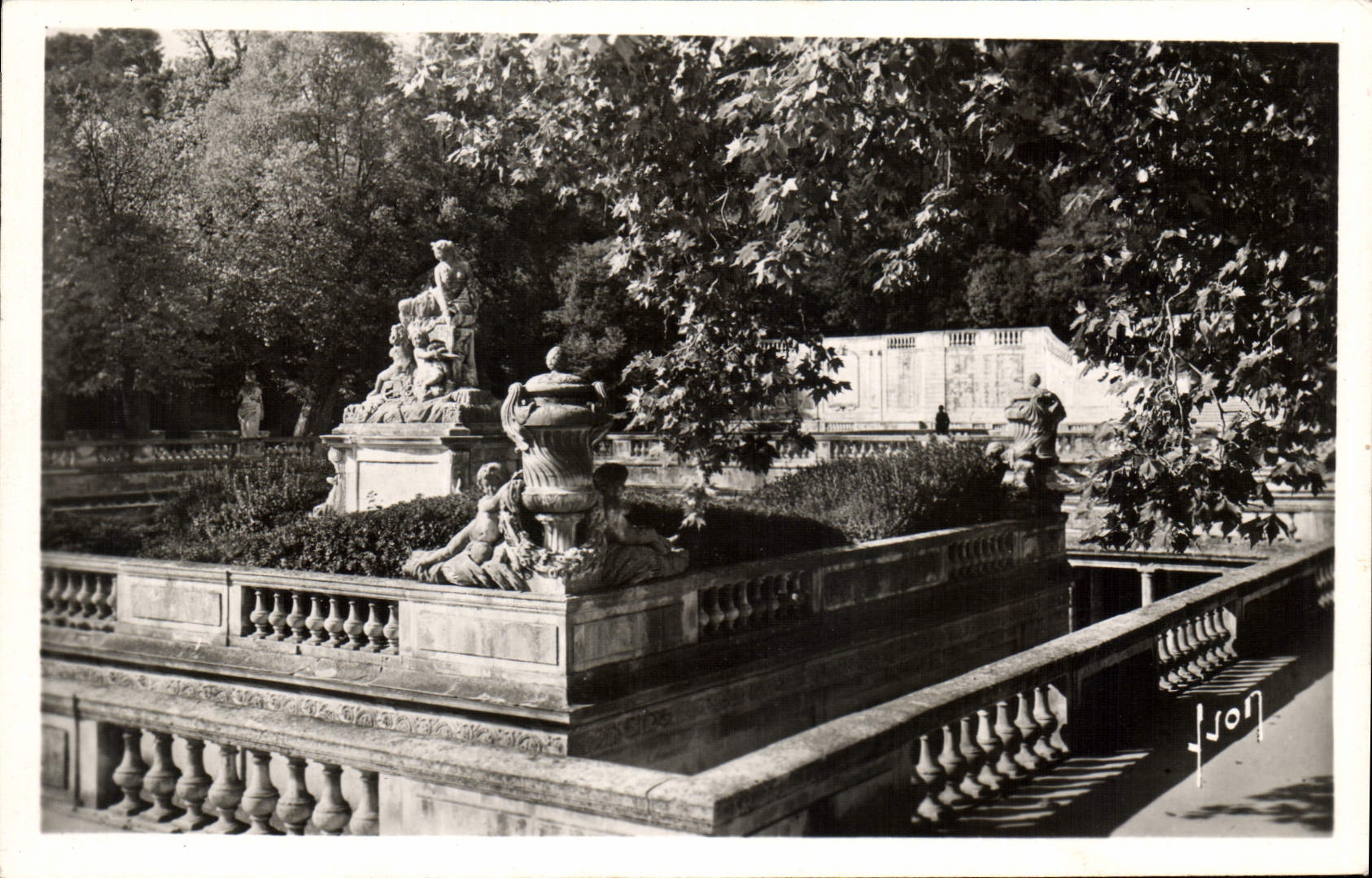 CPA Nimes Gard Jardin de la Fontaine Les Bains Romains