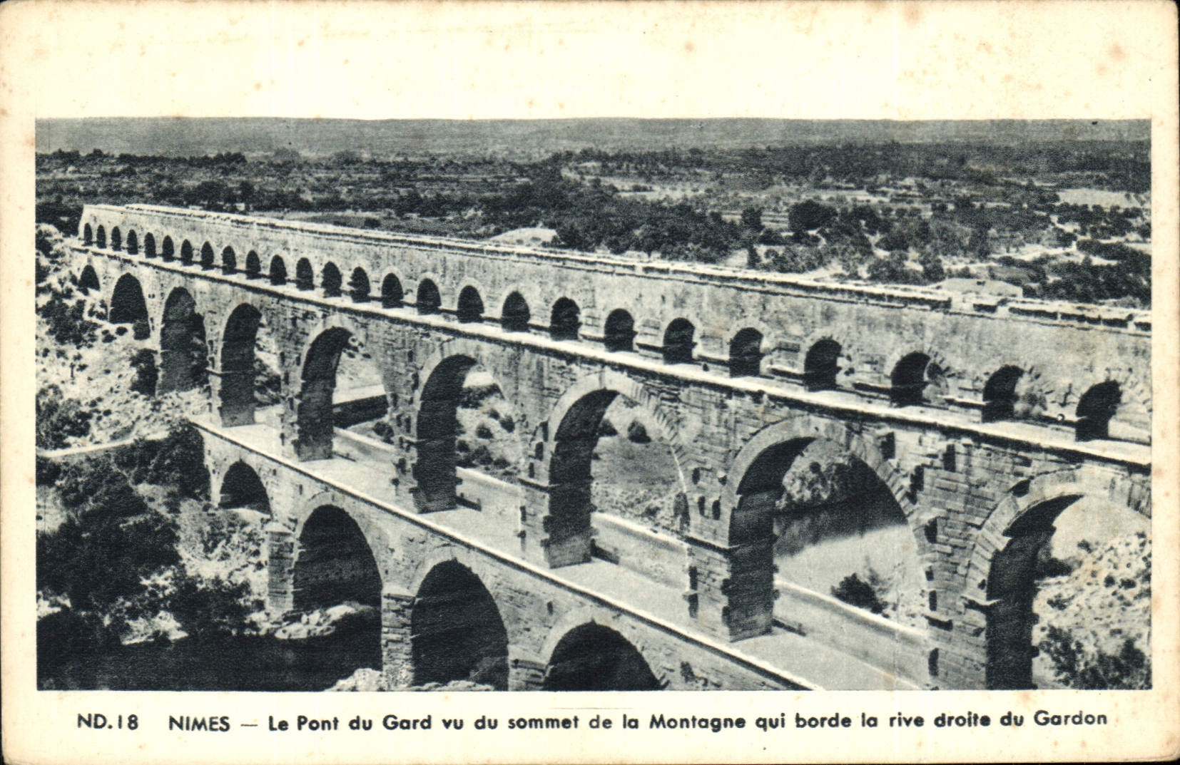 CPA Nimes Le Pont du Gard vu du sommet de la Montagne qui borde la rive droite du Gardon