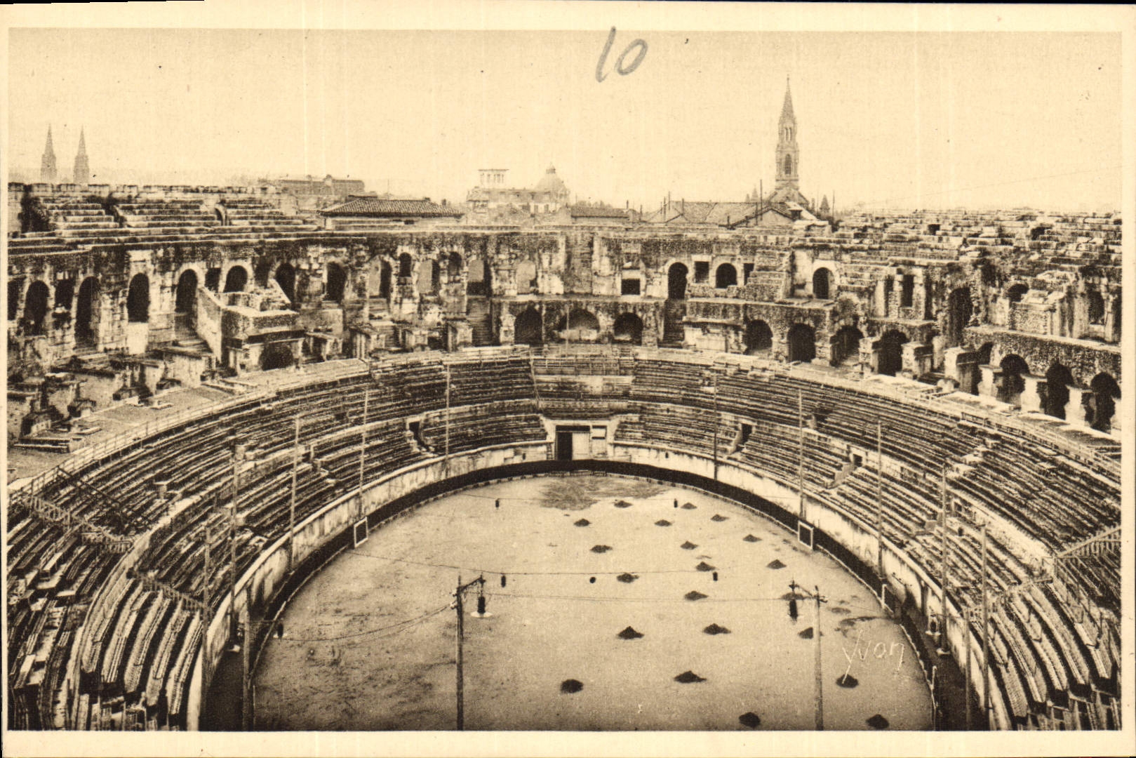 CPA La Douce France Nimes Gard l'Interieur des Arenes 