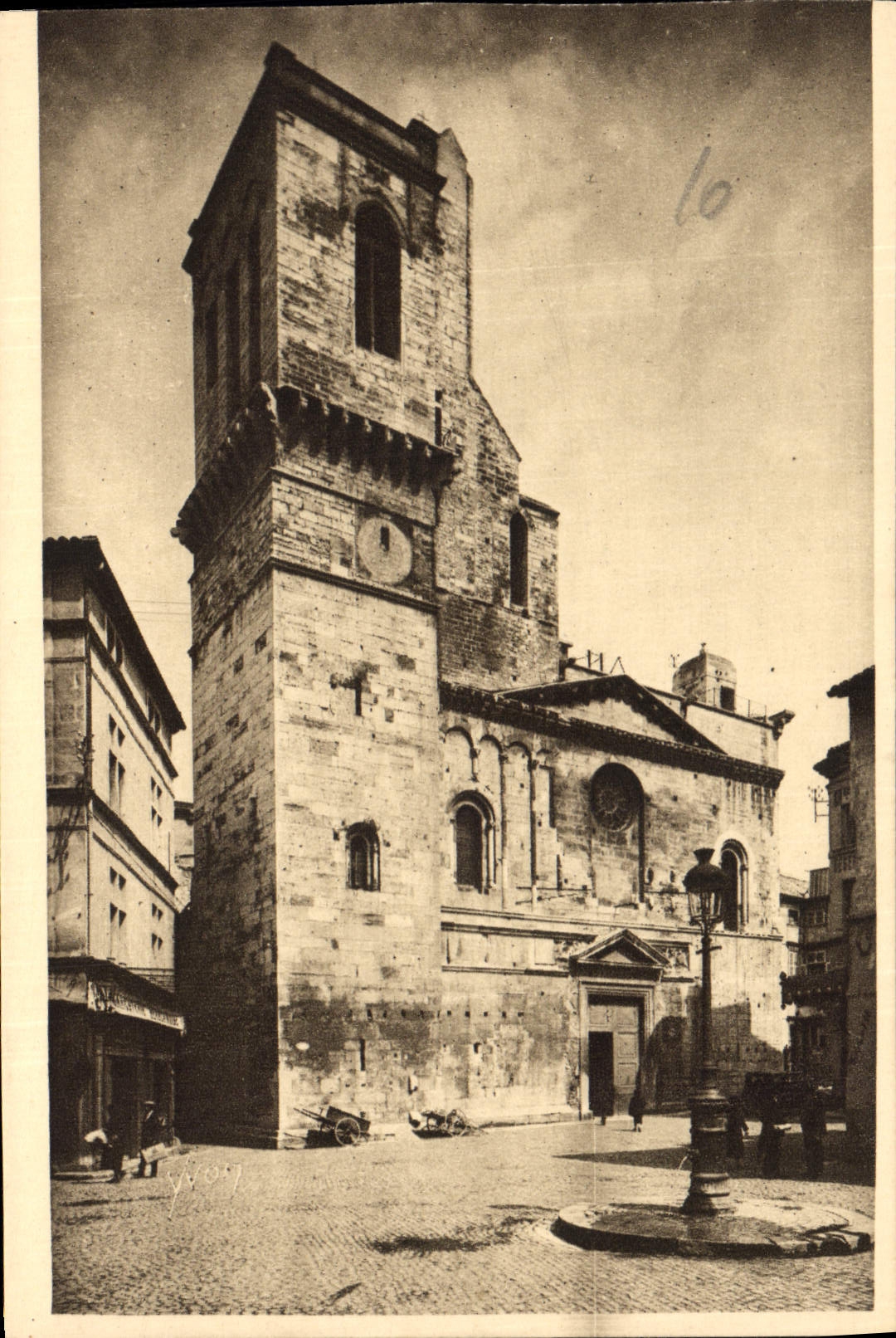 CPA La Douce France Nimes Gard La Cathedrale 