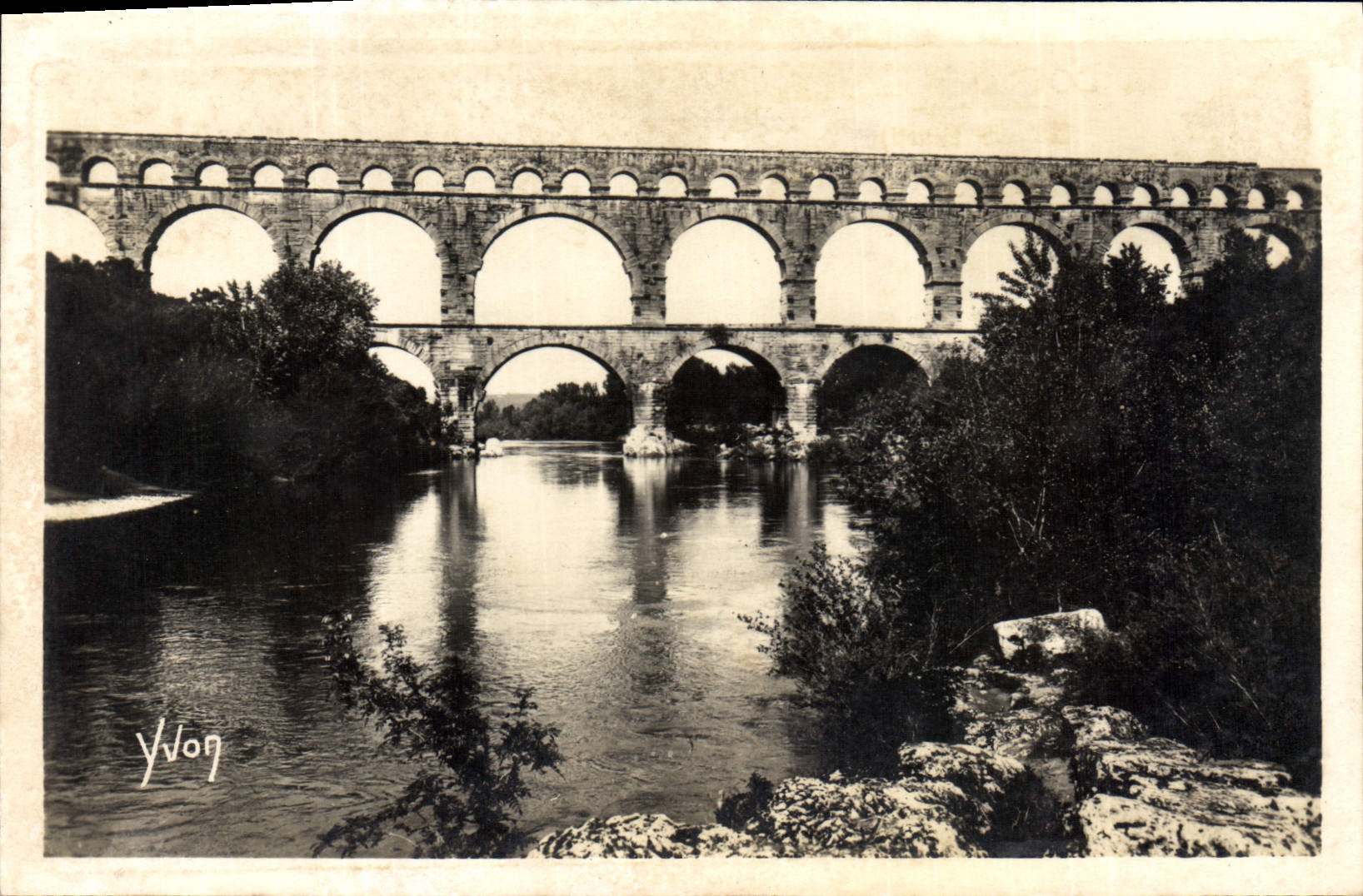 CPA La Douce France Environs de Nimes Gard Le pont du Gard