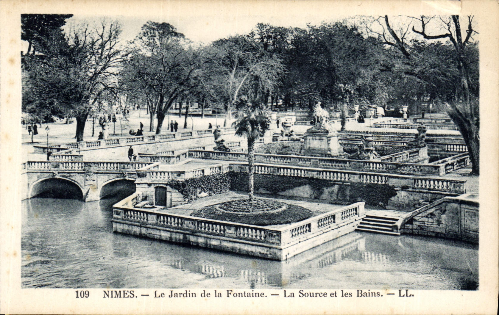 CPA Nimes Le Jradin de la Fontaine La Set les Bource et les Bains