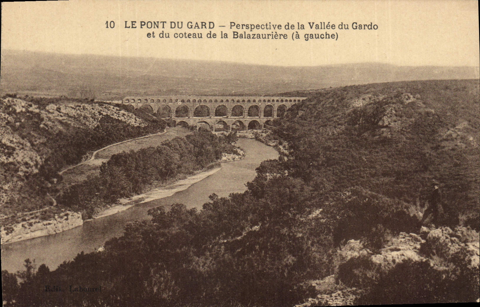 CPA Le Pont du Gard Perspective de la Vallee du Gardo et du coteau de la Balazauriere