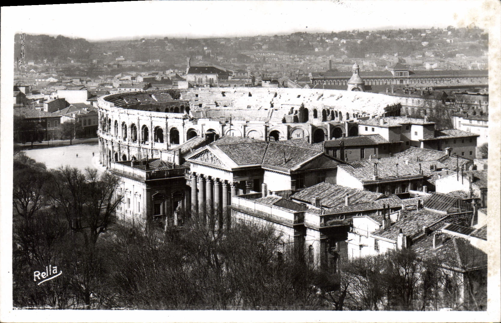 CPA Nimes Gard Vue generale et les Arenes Romaines