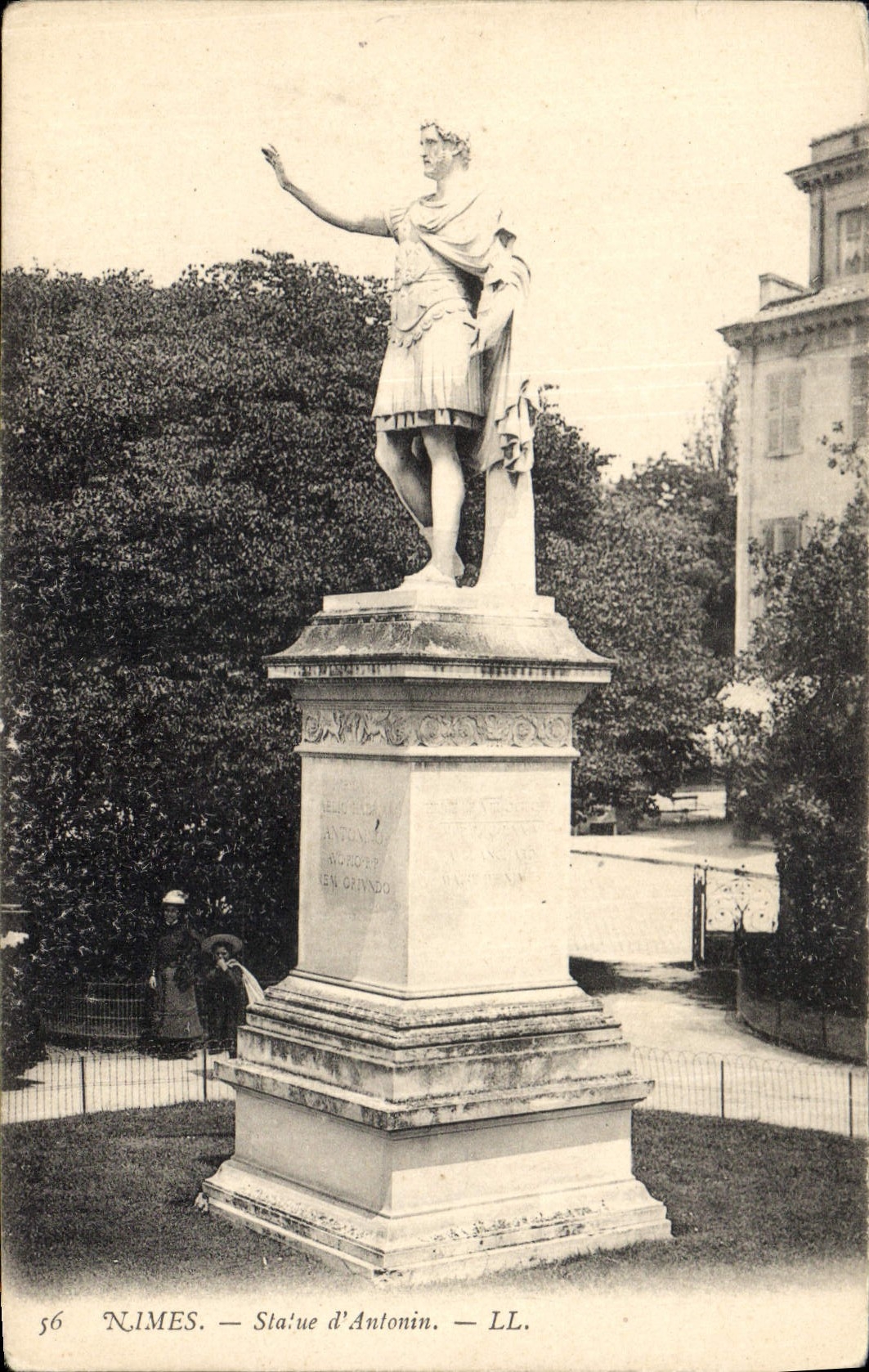 CPA Nimes Statue d'Antonin 