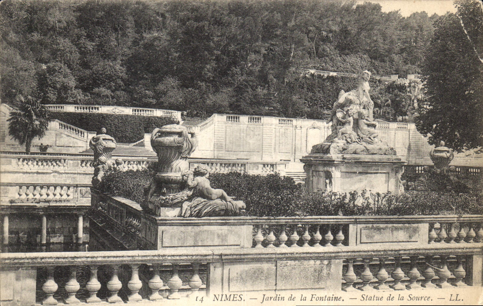 CPA Nimes Jardin de la Fontaine Statue de la Source