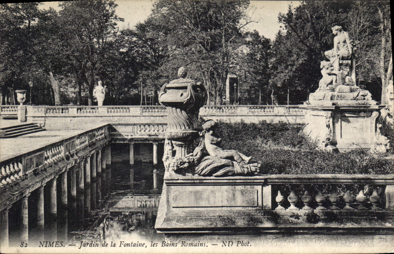 CPA Nimes Jardin de la Fontaine les Bains Romains 