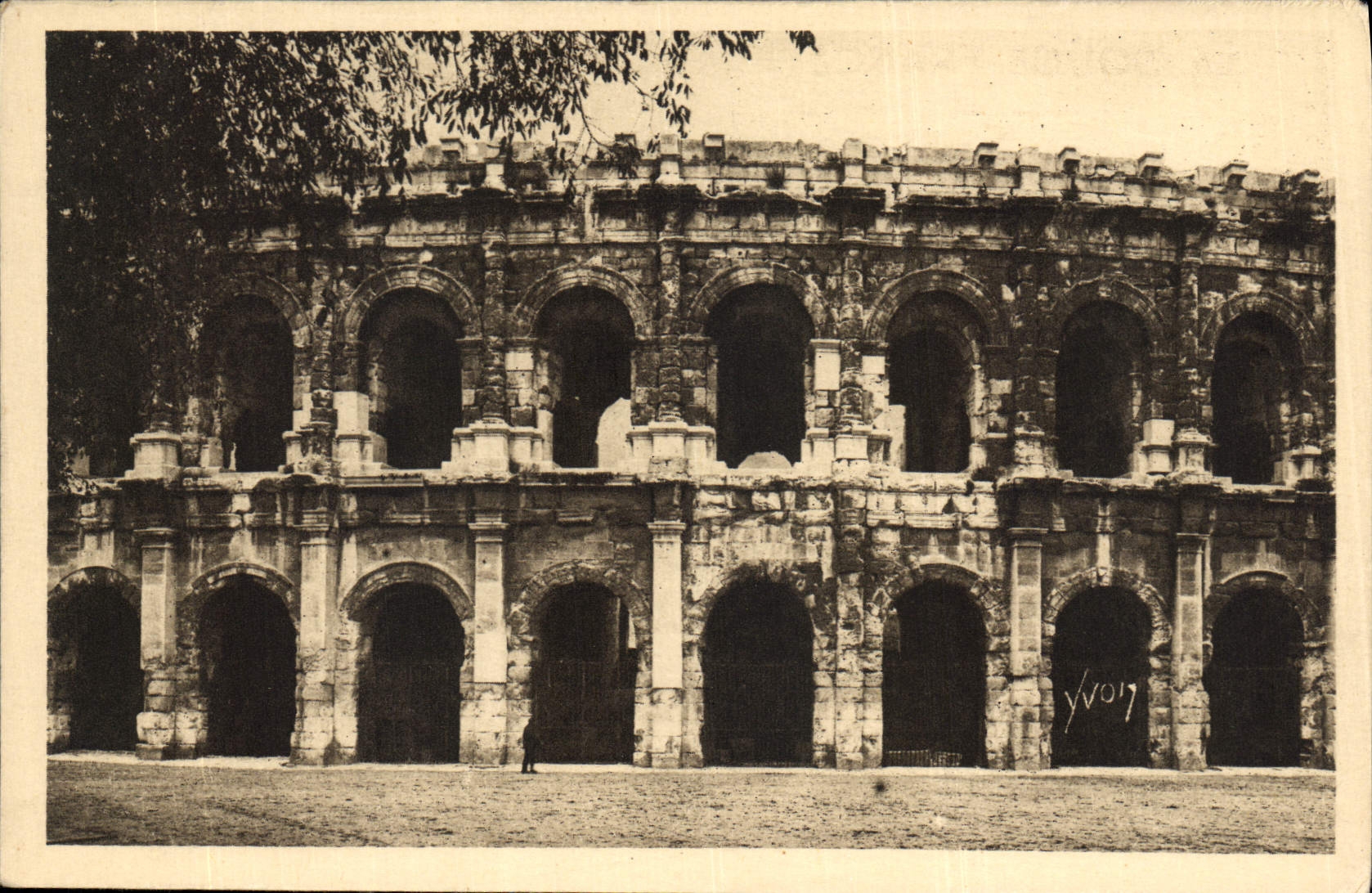 CPA La Douce France Nimes Gard les Arenes