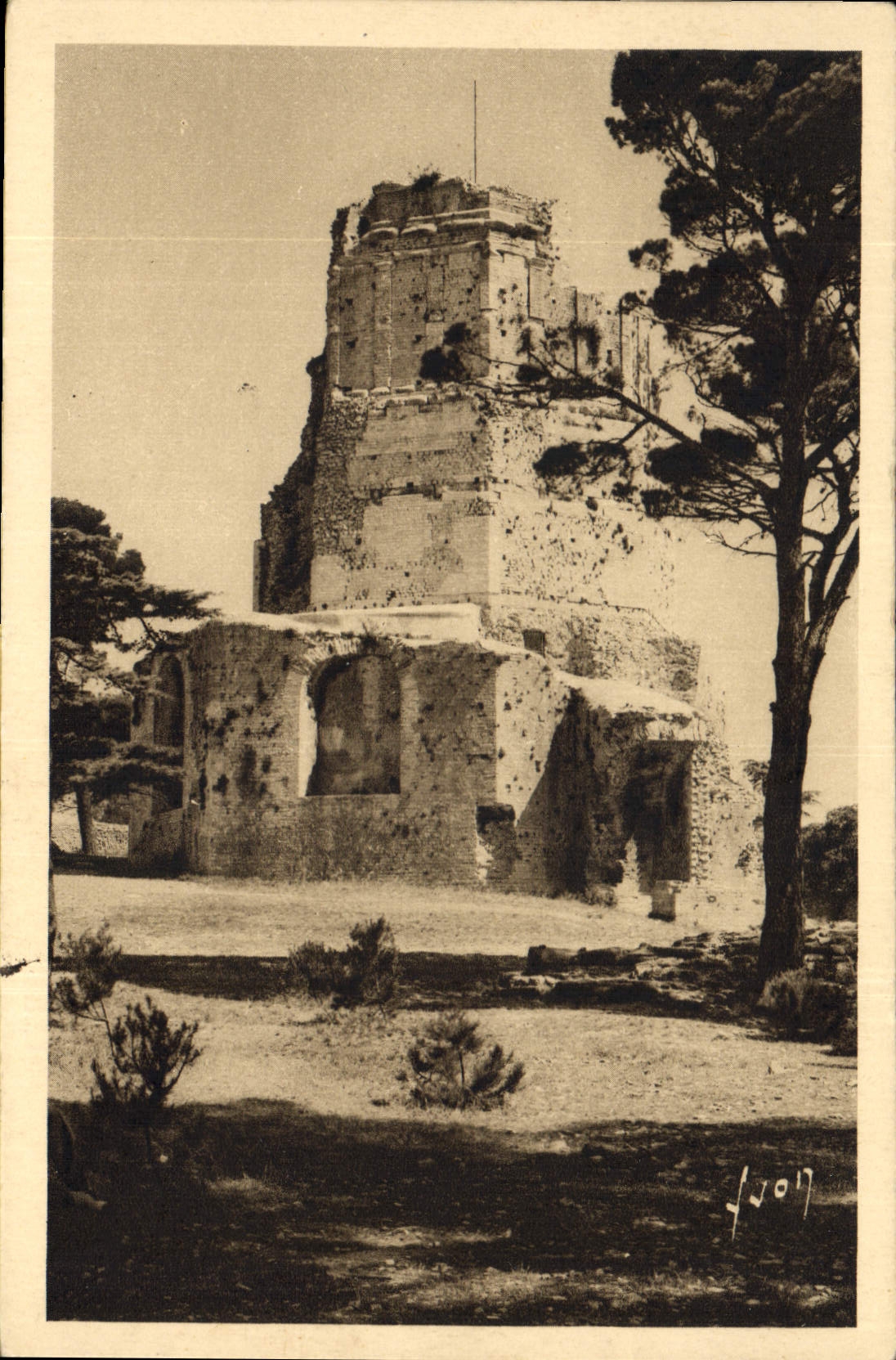 CPA La Douce France Nimes Gard la Tour Magne