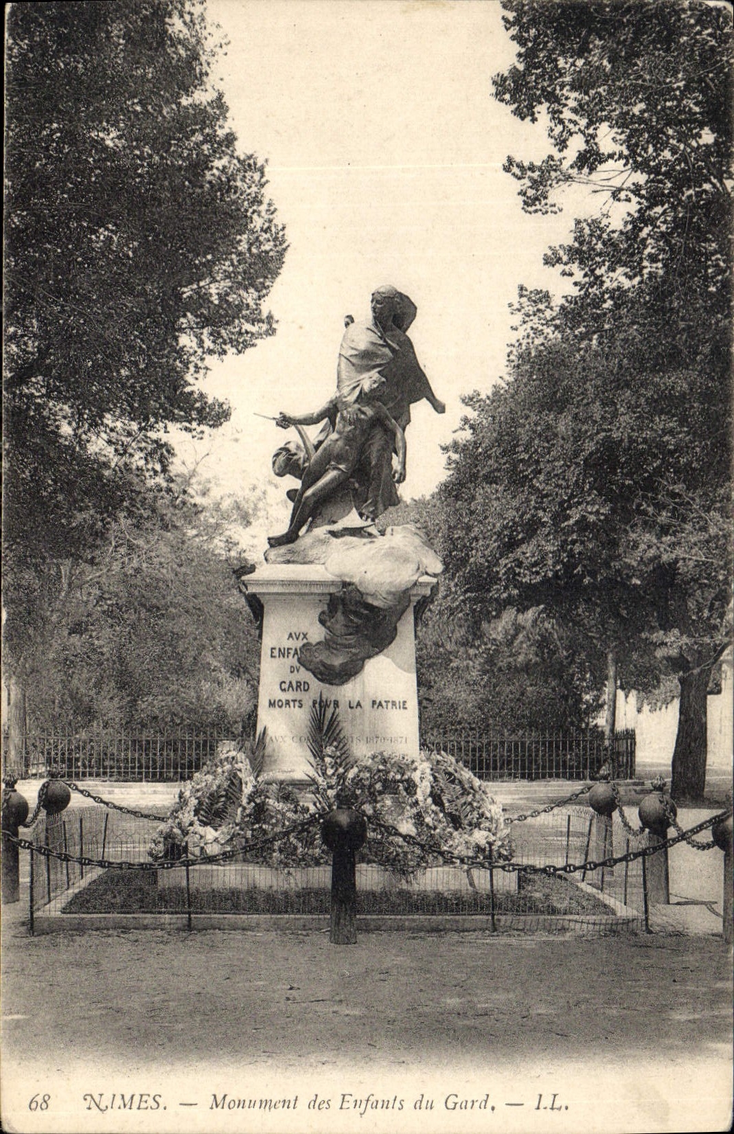 CPA Nimes Monument des Enfants du Gard 