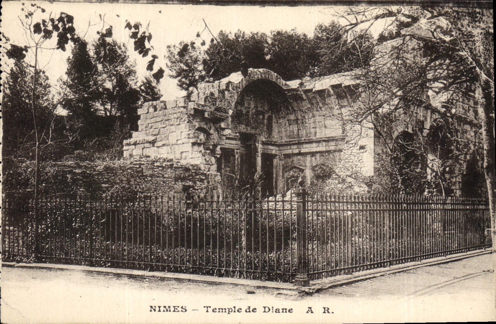 CPA Nimes Temple de Diane 