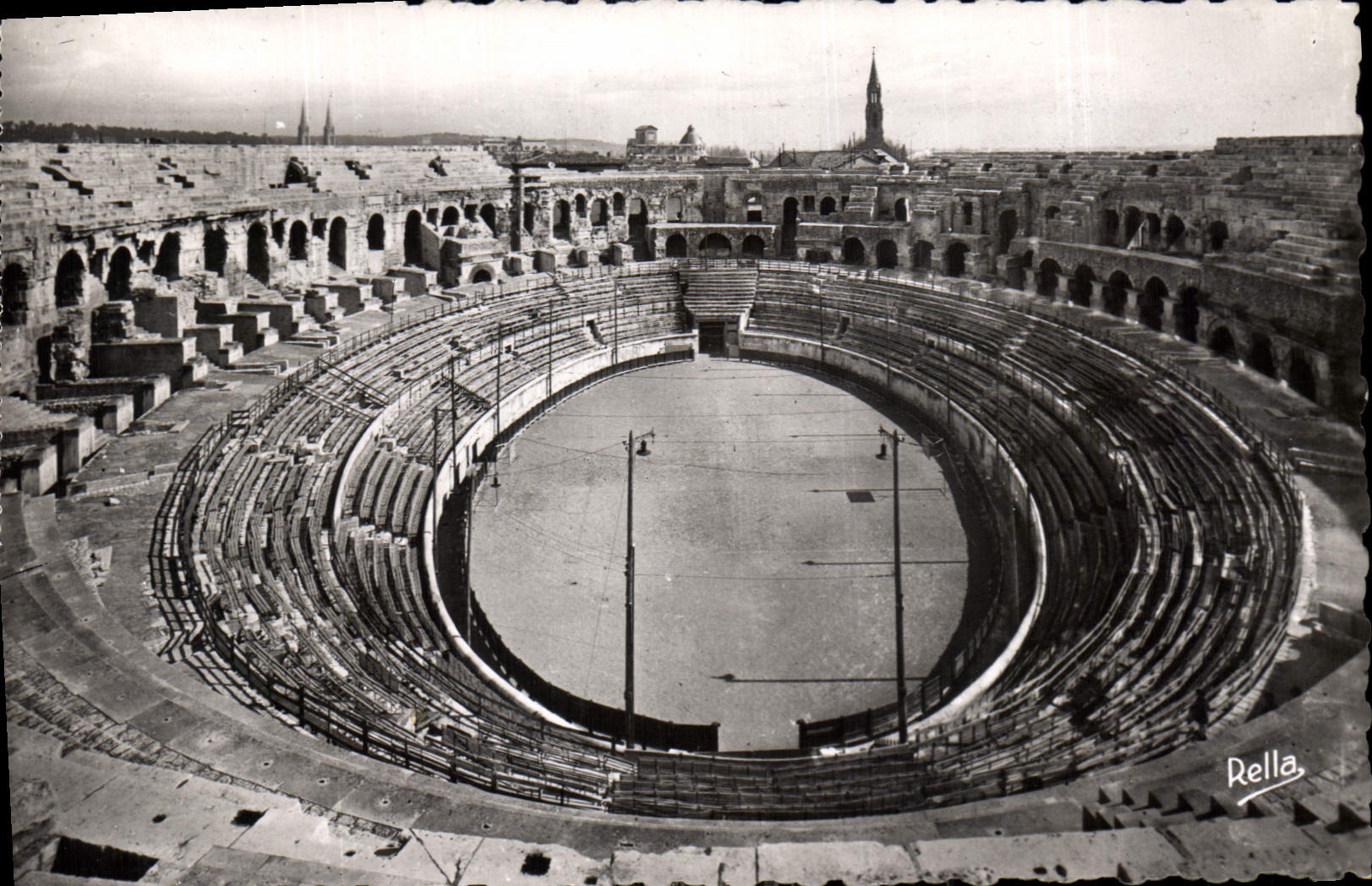 CPA Nimes Gard Les Arenes Romaines 