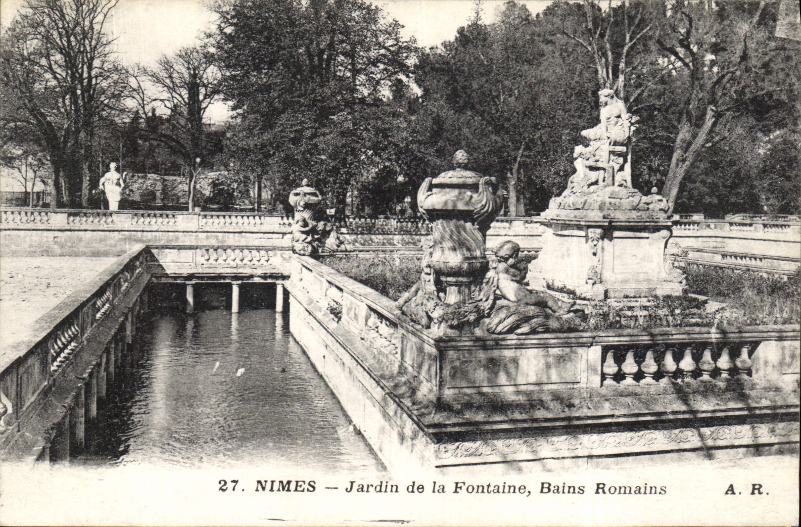 CPA Nimes Jardin de la Fontaine Bains Romains 