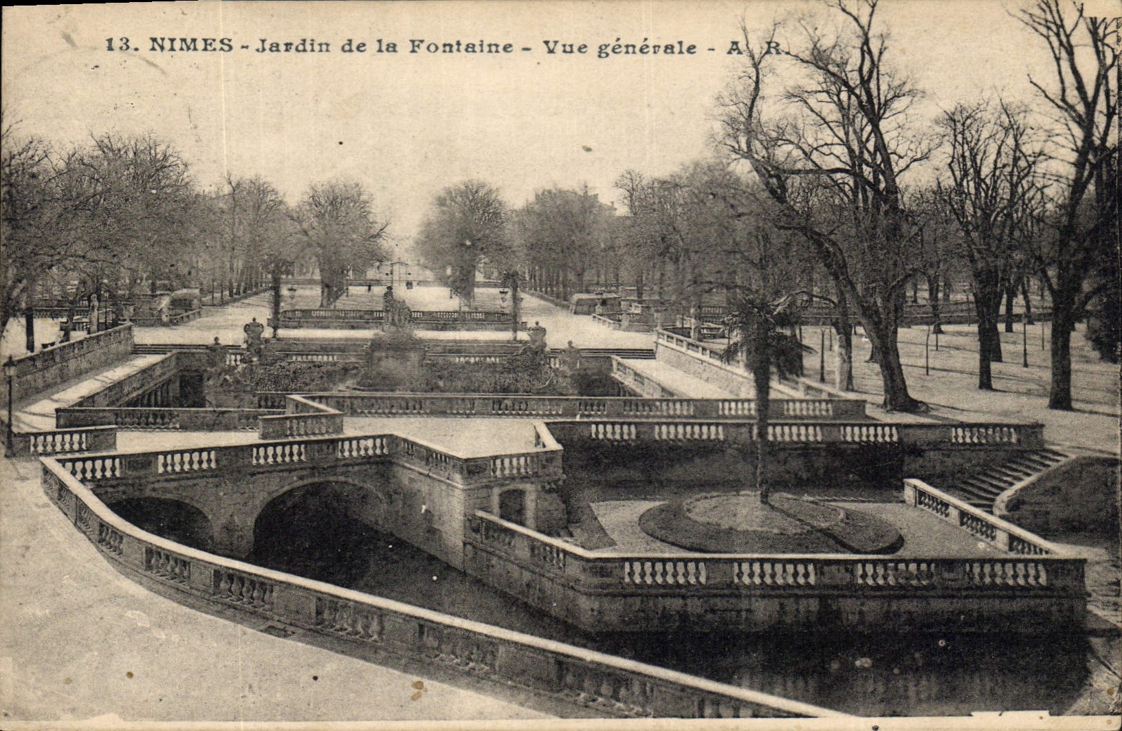 CPA Nimes Jardin de la Fontaine vue generale
