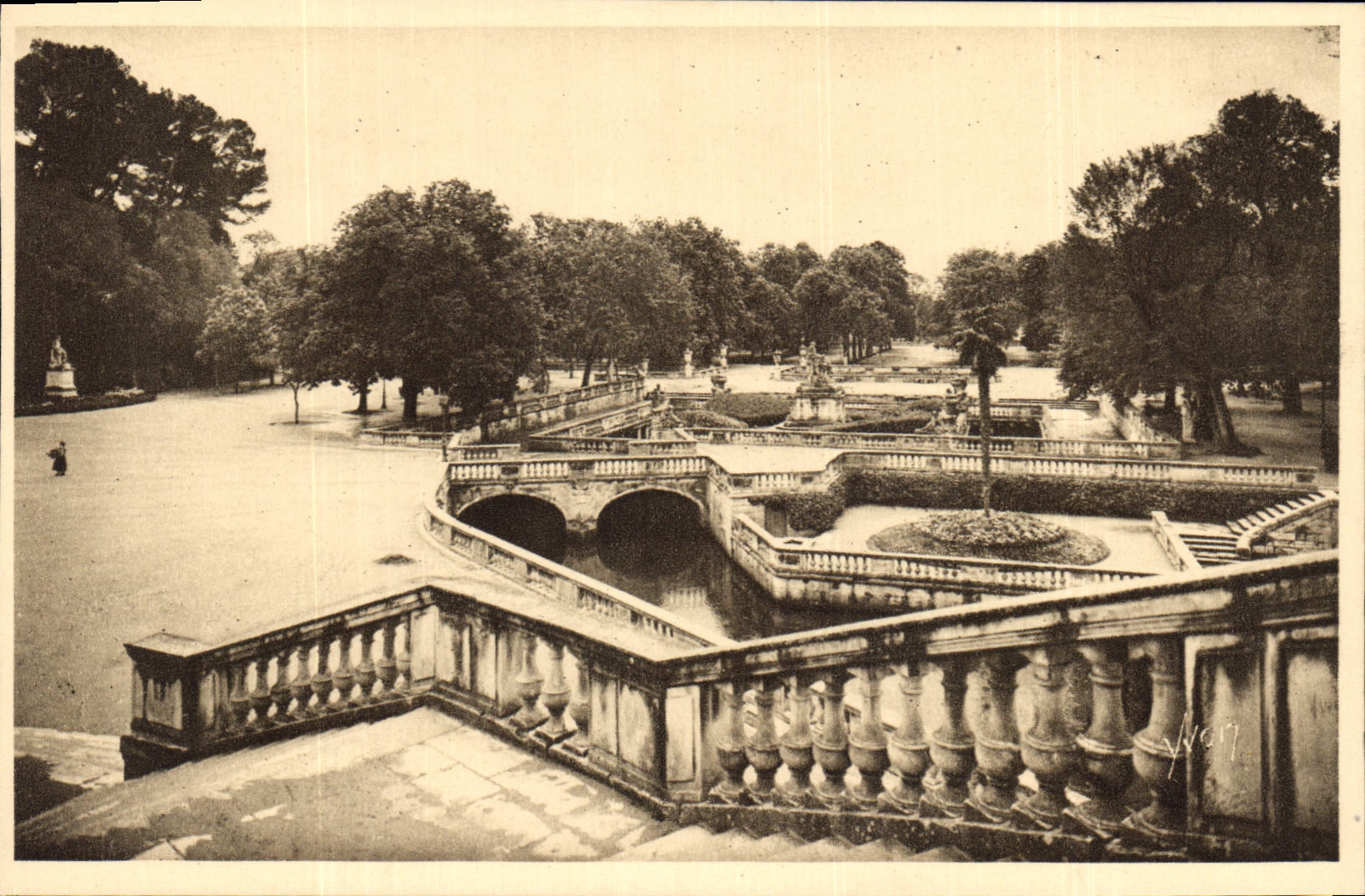CPA La Douce France Nimes Gard Jardin de la Fontaine vue d'ensemble des bains Romains 