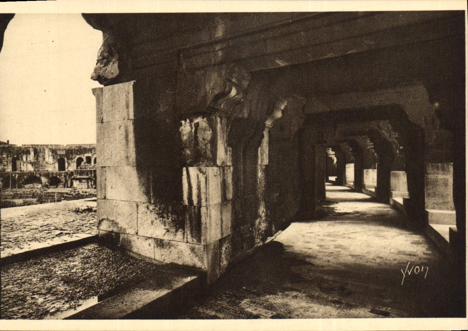 CPA La Douce France Nimes Gard les Arenes galerie monumentale du 1er etage 