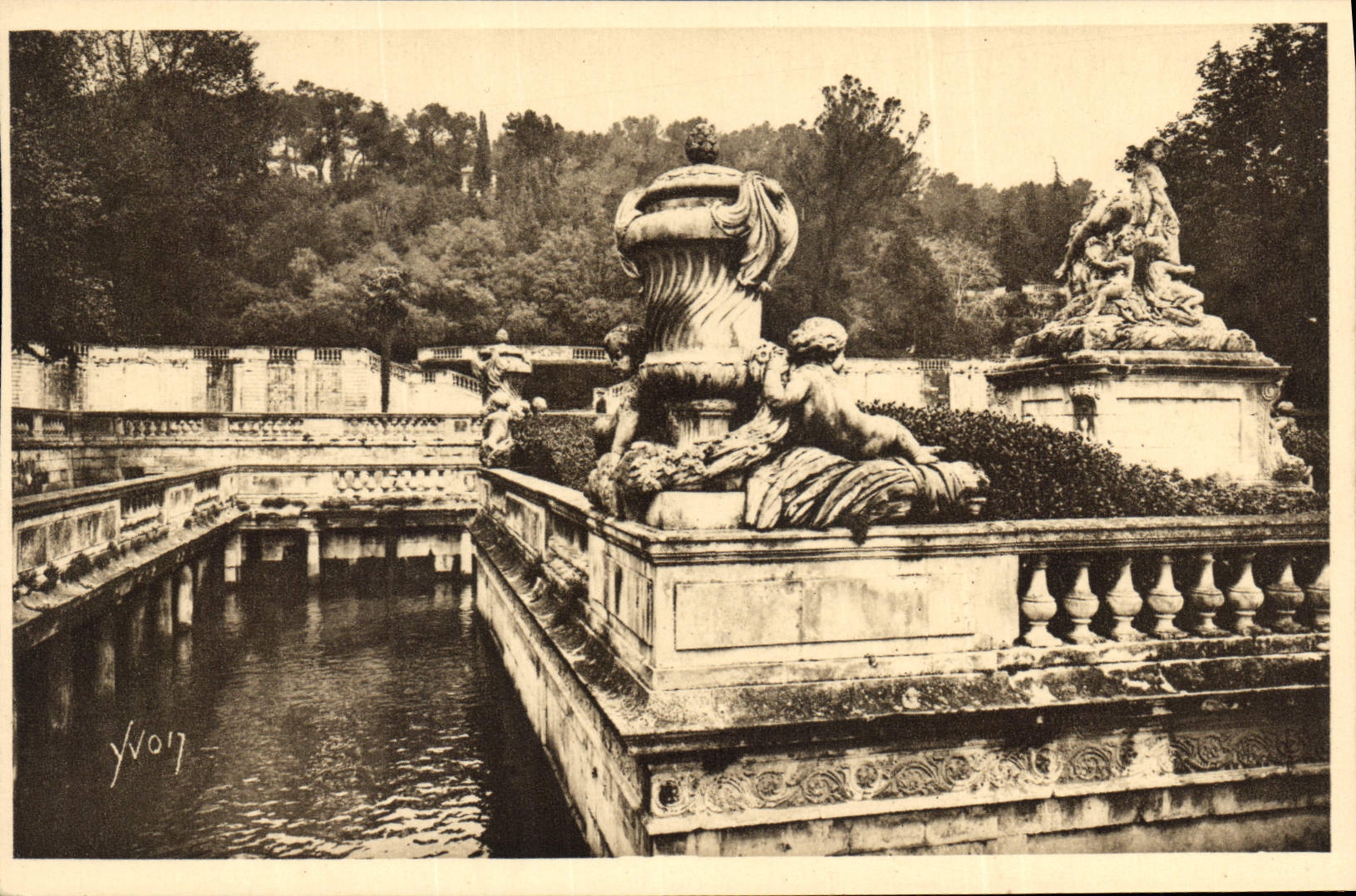 CPA La Douce France Nimes Gard Jardin de la Fontaine les Bains Romains 