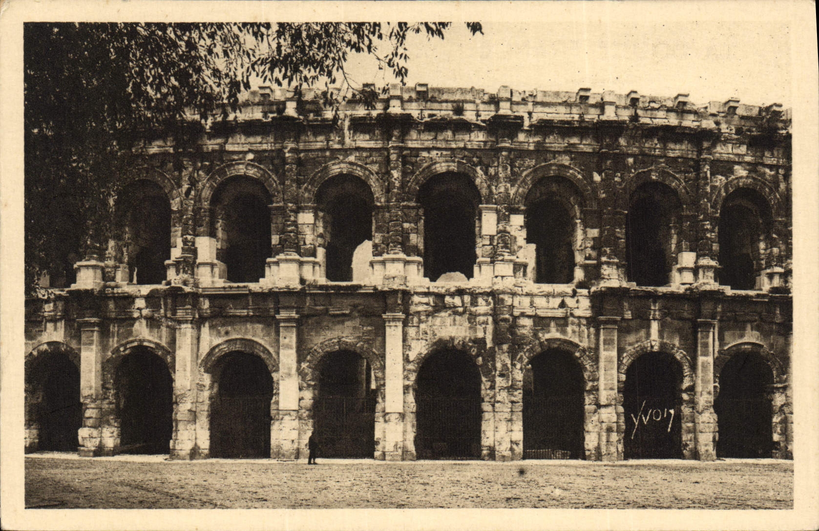 CPA La Douce France Nimes Gard les Arenes