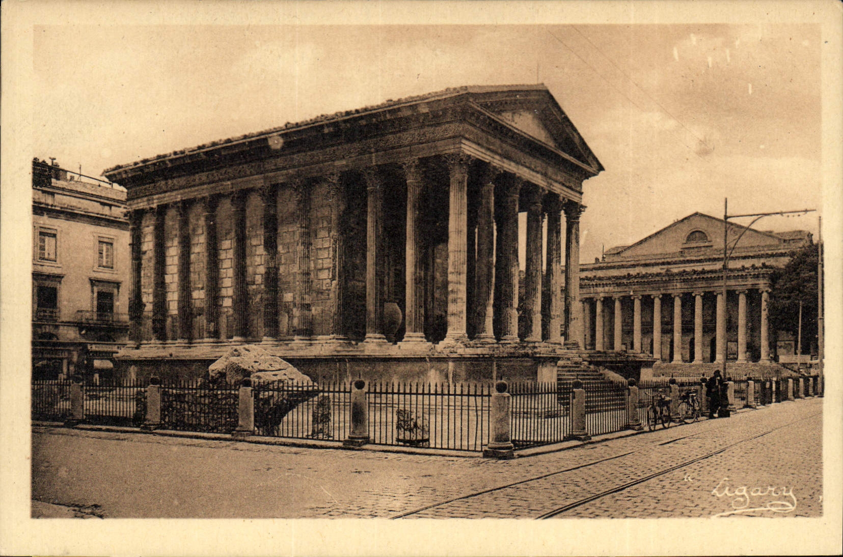 CPA Nimes La Maison Carree et le Theatre 