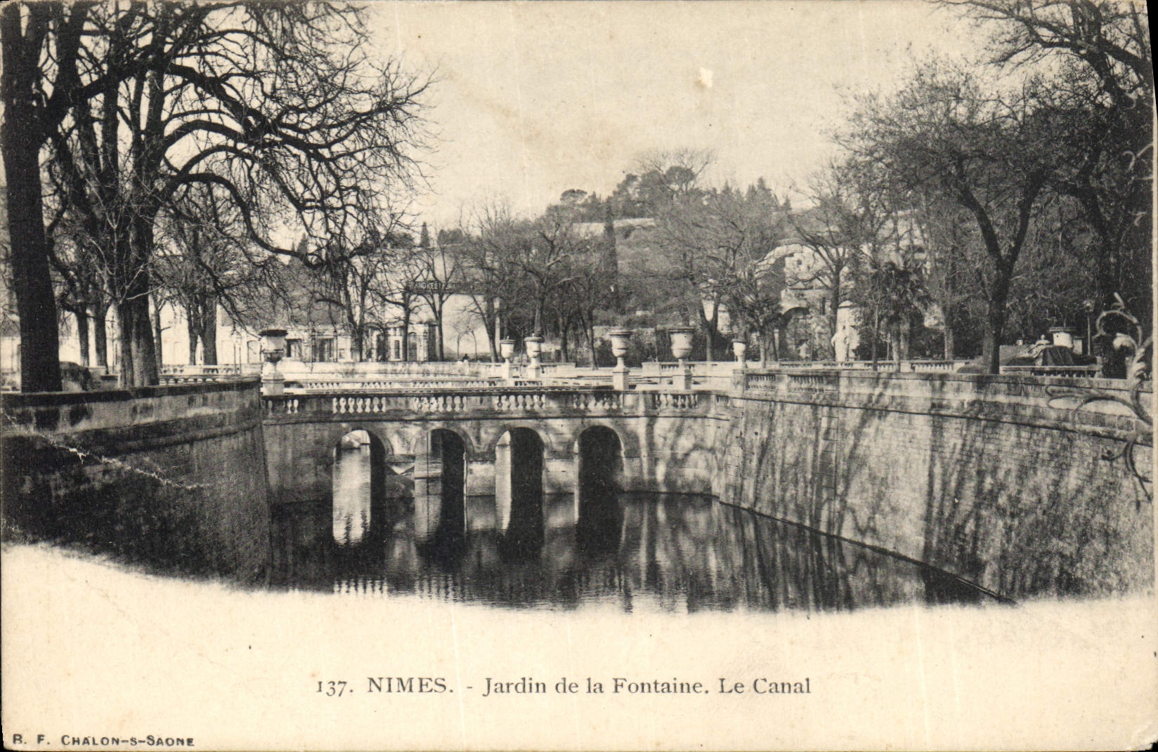 CPA Nimes Jardin de la Fontaine le Canal 