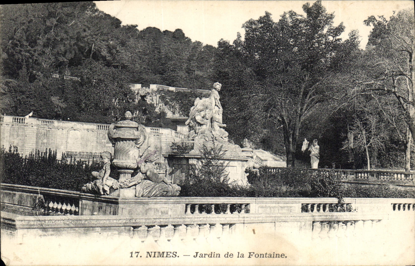 CPA Nimes Jardin de la Fontaine 