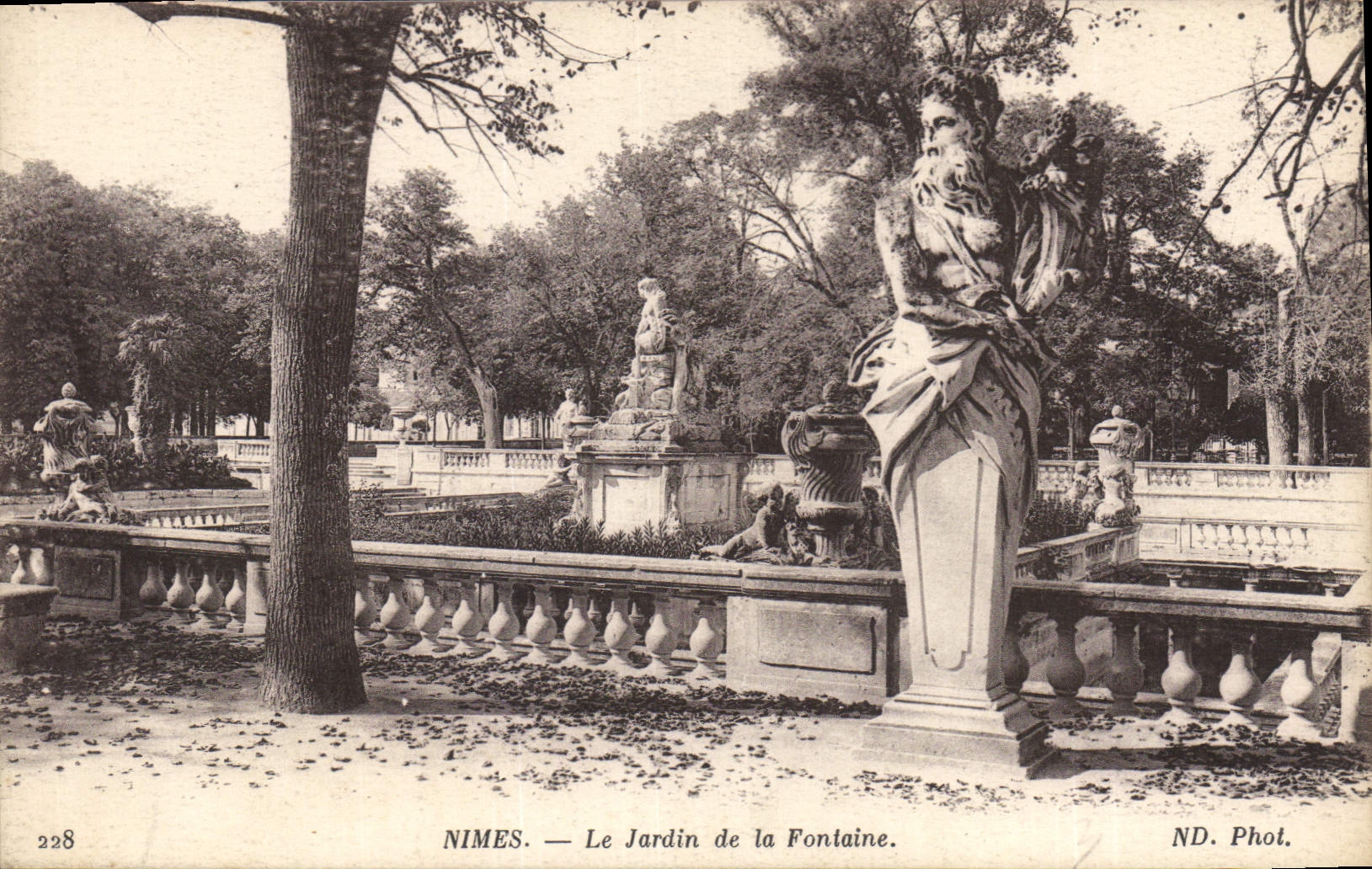 CPA Nimes Le Jardin de la Fontaine 