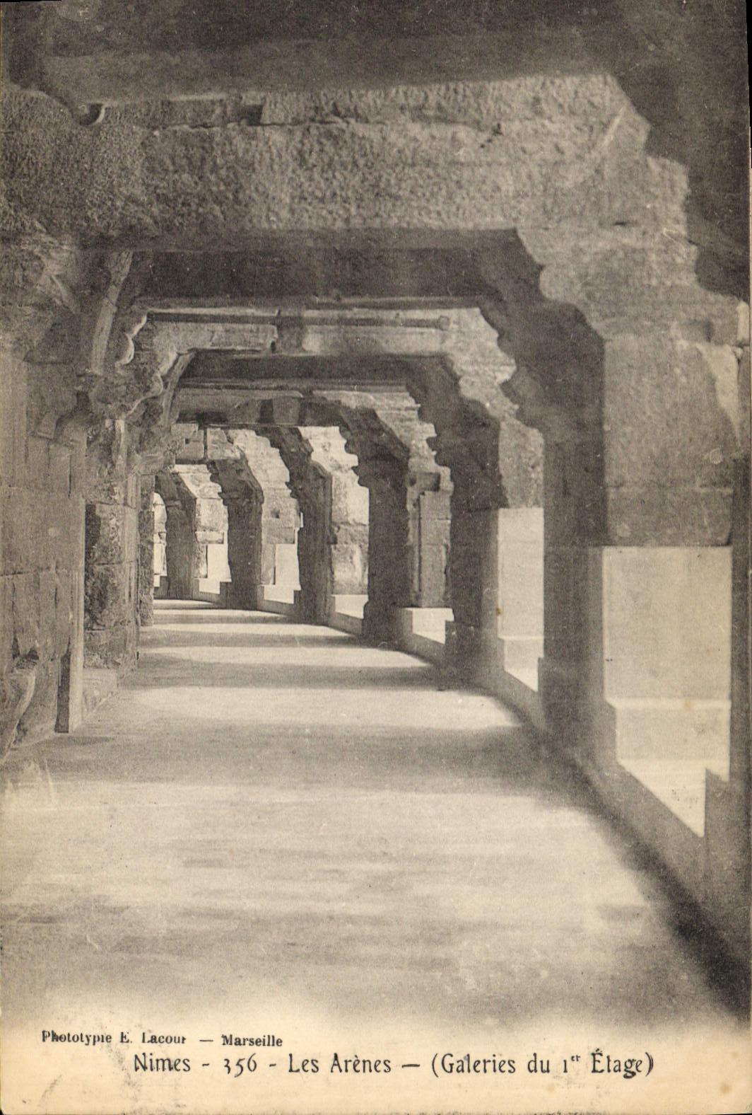 CPA Nimes Les Arenes galeries du Ier etage