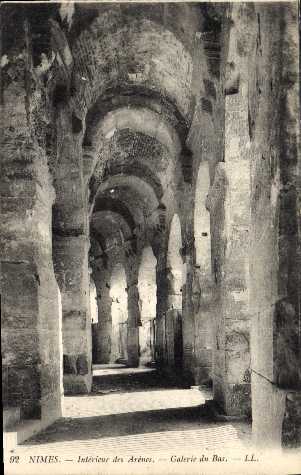 CPA Nimes Interieur des Arenes Galerie du Bas