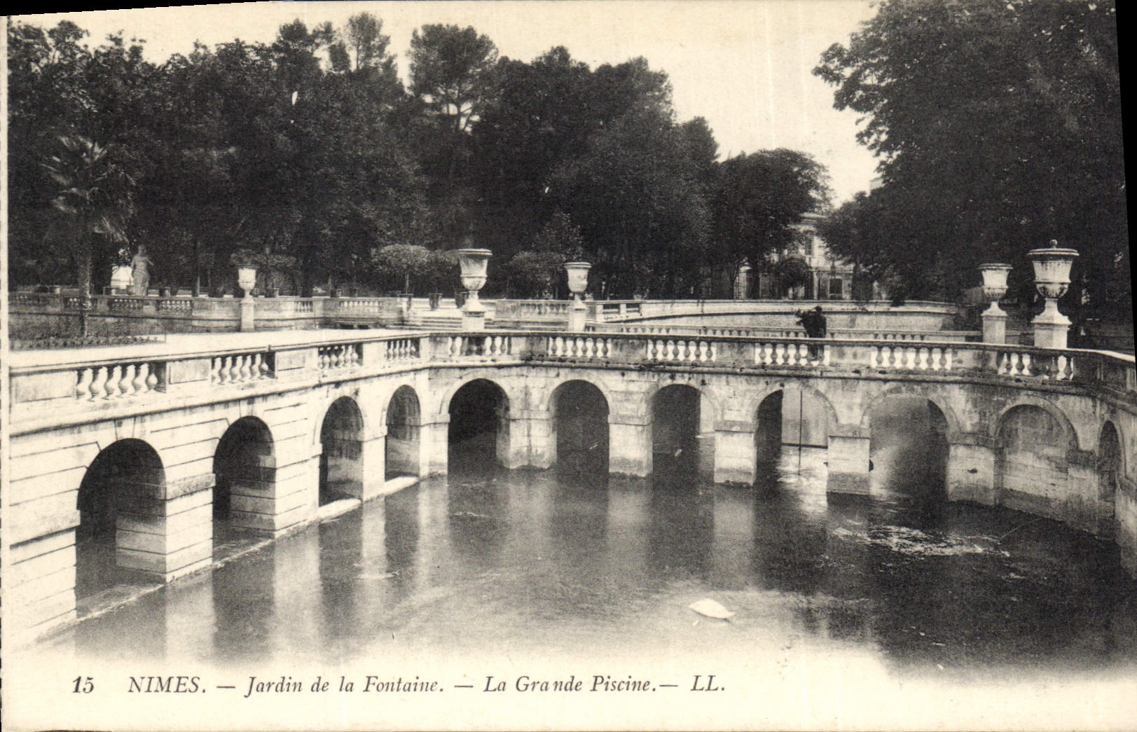 CPA Nimes Jardin de la Fontaine la Grande Piscine