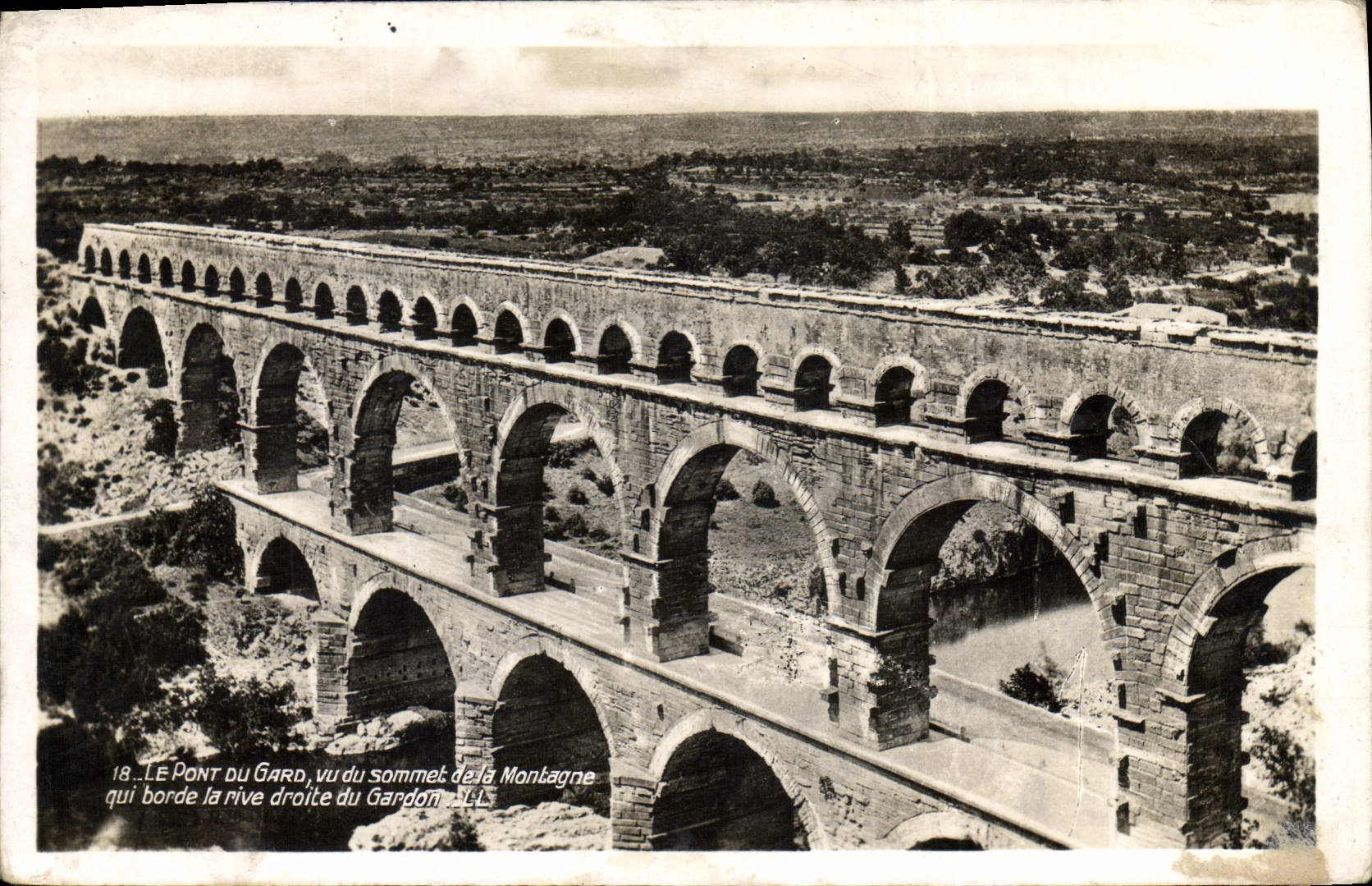 CPA Le Pont du Gard vu du sommet de la Montagne qui borde la rive droite du Gardon