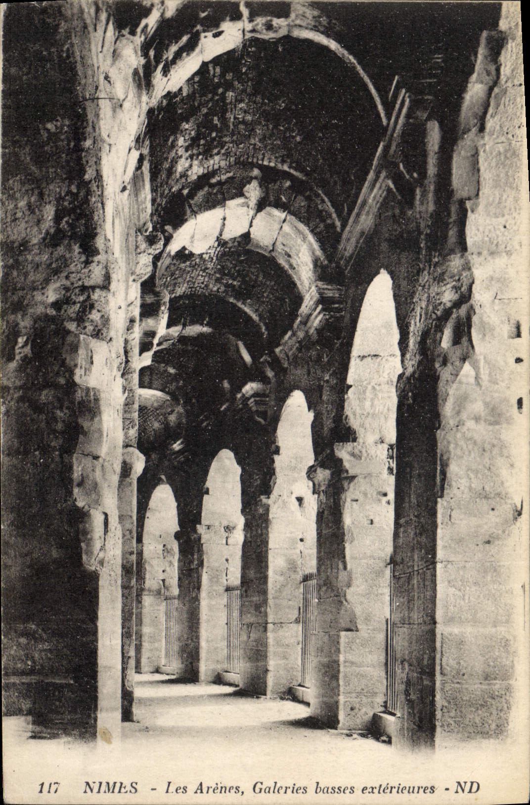 CPA Nimes Les Arenes Galeries basses exterieures
