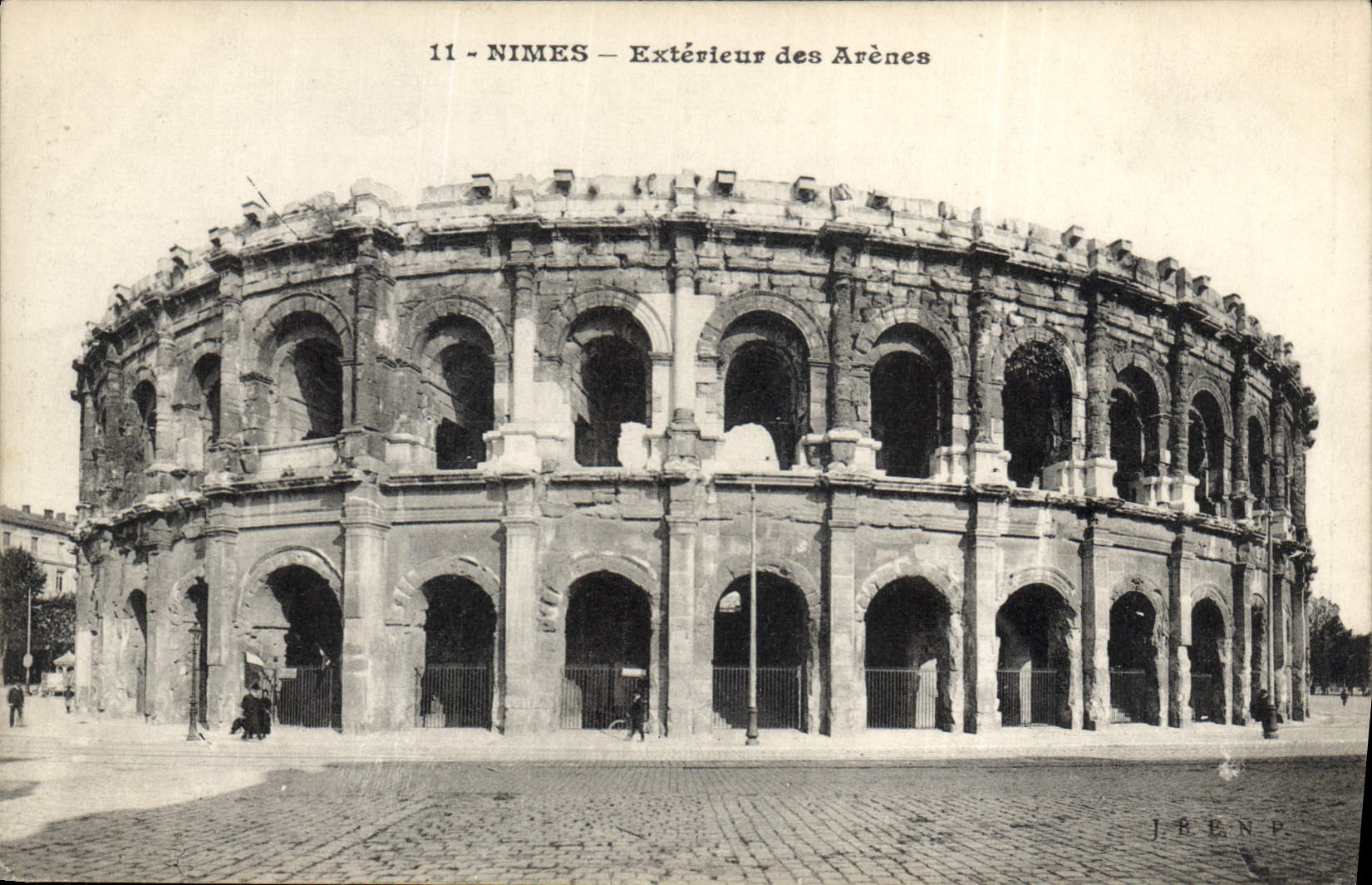CPA Nimes exterieur des Arenes 