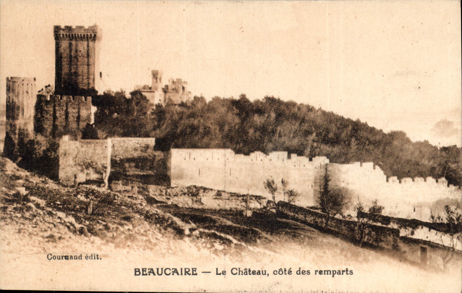 CPA Beaucaire le Chateau cote des remparts